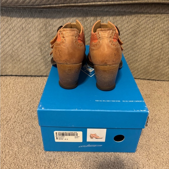 Fluevog East End Kitchener in salmon. Size 6.5 - Picture 2 of 5